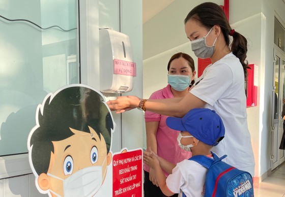 Over 1.7 million students return to schools in HCMC ảnh 1