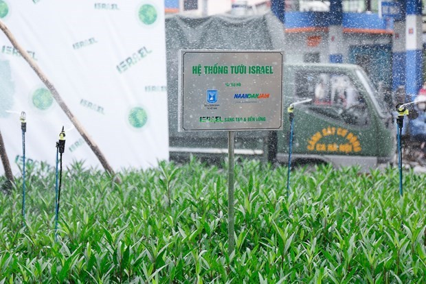 Earth Day 2021: Israeli Embassy presents Hanoi with drip irrigation system ảnh 1