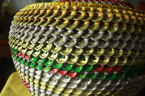 1.86m high vases made from 10 million can ring pulls ảnh 6