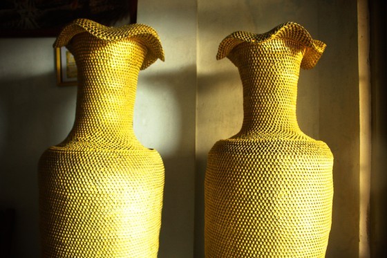 1.86m high vases made from 10 million can ring pulls ảnh 3