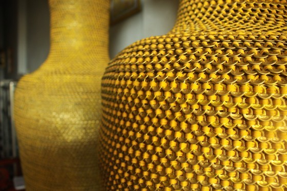1.86m high vases made from 10 million can ring pulls ảnh 4
