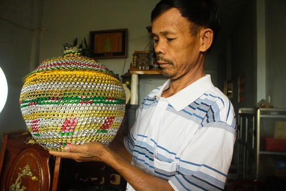 1.86m high vases made from 10 million can ring pulls ảnh 5