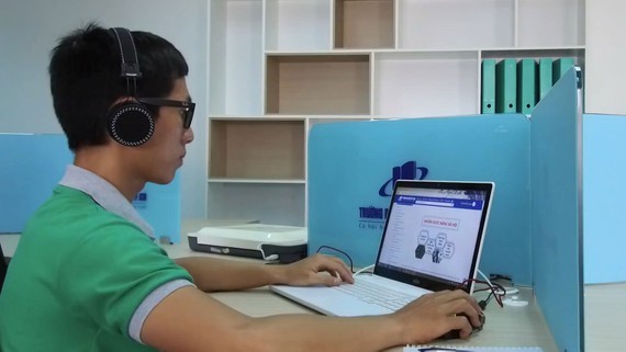 Universities turn to online learning as pandemic continues ảnh 1