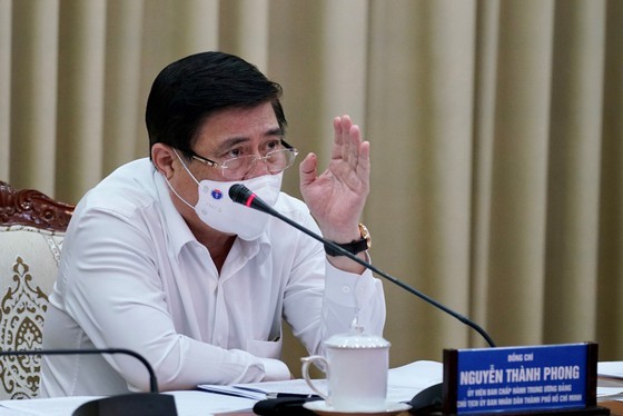 Those neglecting Covid-19 prevention regulation to receive tough punishment: Chairman ảnh 2