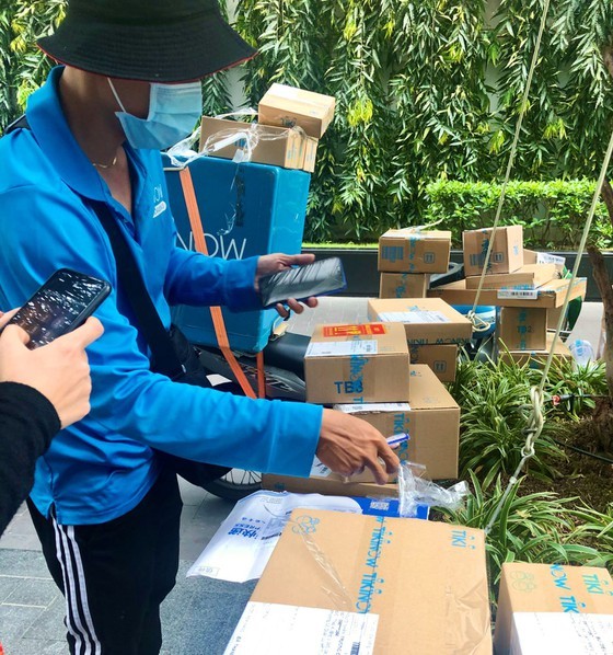 Supermarkets report dramatic increase in online orders these days ảnh 2