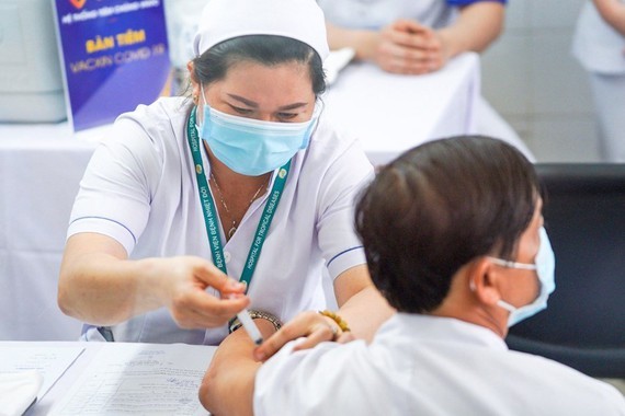 Infectiologist explains possibility of Covid-19 illness after full vaccination ảnh 1