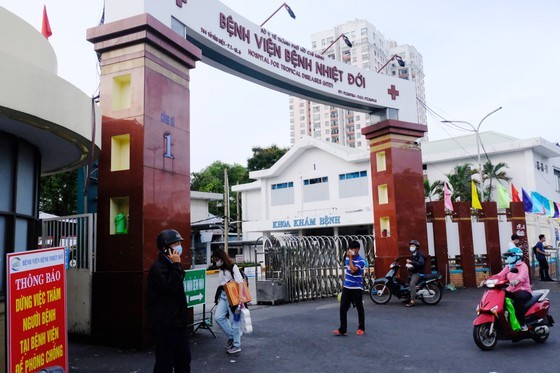 53 health care workers in HCMC infected with Covid-19 after full vaccination ảnh 1