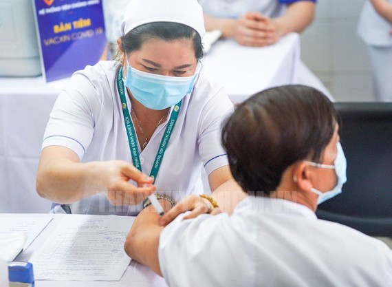 HCMC allowed to buy Covid-19 vaccine ảnh 1