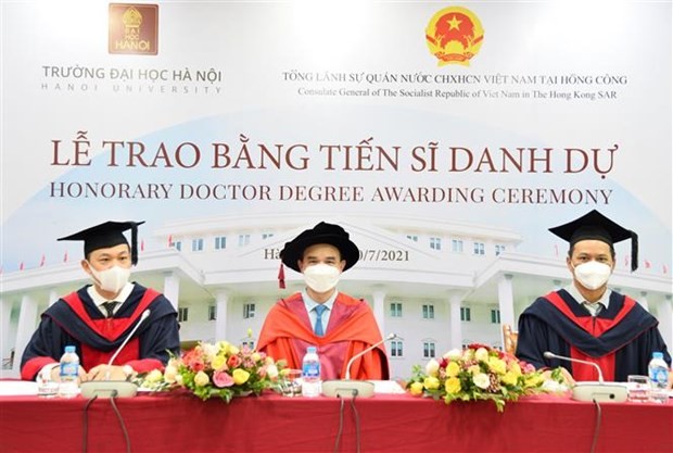 Hanoi University presents Honorary Doctor Degree to Hong Kong businessman ảnh 1