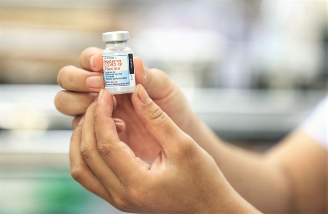 Pfizer, Moderna vaccines interchangeable as first and second dose: Health Ministry ảnh 1