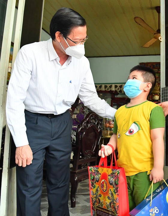 HCMC authorities to have special policies for kids orphaned by Covid-19: City chairman ảnh 2