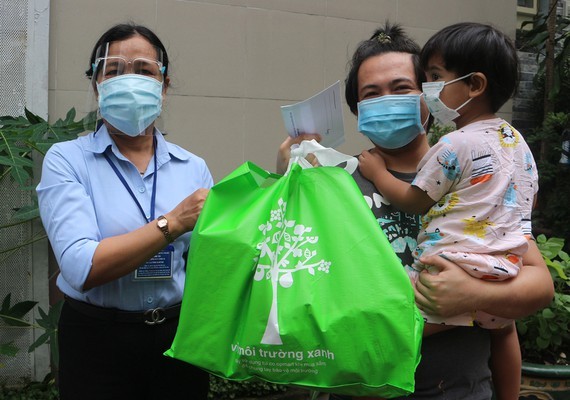 HCMC supports foreigners dealing with hardship during Covid-19 ảnh 1