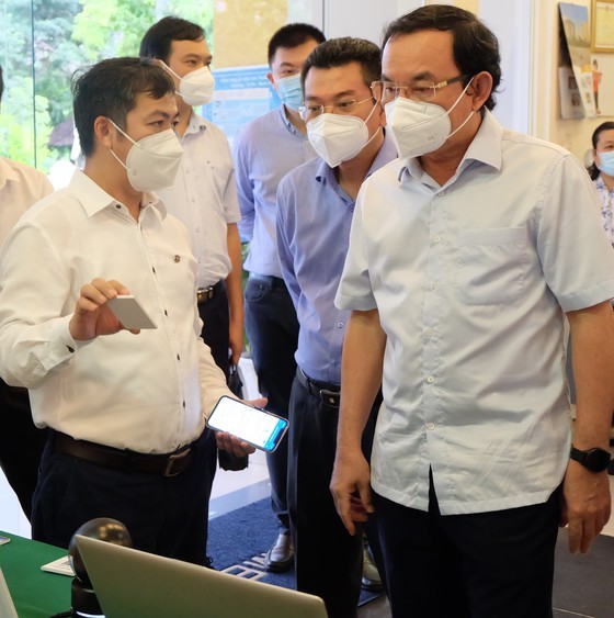 District 7 launches Command Center for Covid-19 prevention, economic recovery ảnh 2