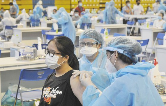 HCMC has enough Covid vaccine for inoculation of immigrant laborers ảnh 1