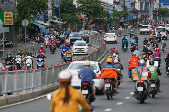 Streets in HCMC bustle again as social distancing restrictions eased ảnh 4