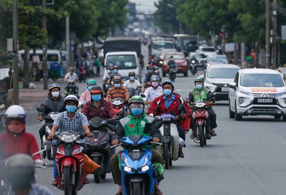 Streets in HCMC bustle again as social distancing restrictions eased ảnh 6