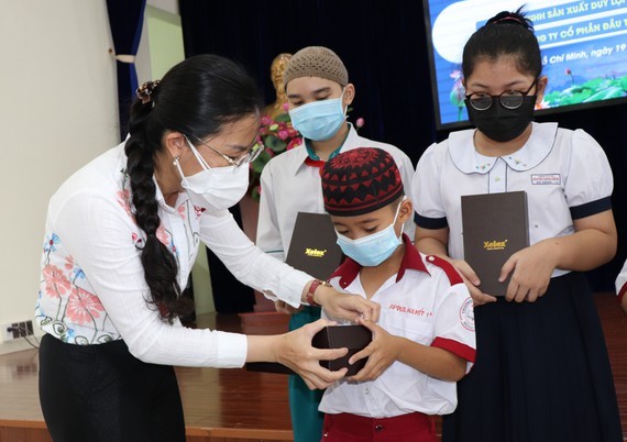 HCMC presents 90 tablets to ethnic minority students ảnh 1