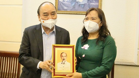 President meets outstanding teachers in HCMC ảnh 1