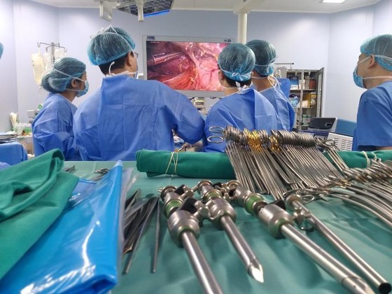 Surgeons perform endoscopy for living-donor liver transplantation ảnh 1