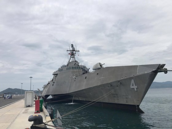 Two safeguard-class salvage ships dock at Cam Ranh Port ảnh 1