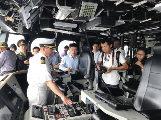 Two safeguard-class salvage ships dock at Cam Ranh Port ảnh 2