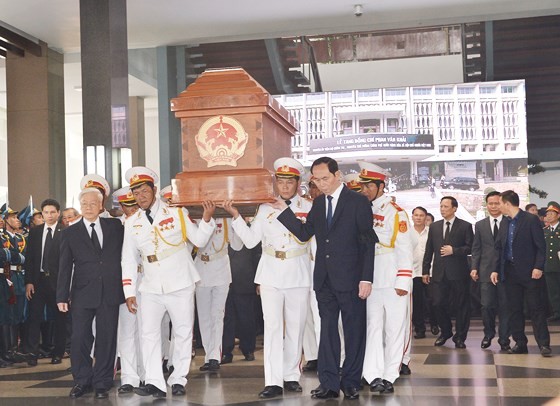 Vietnamese people bid last farewell to late PM Phan Van Khai ảnh 3
