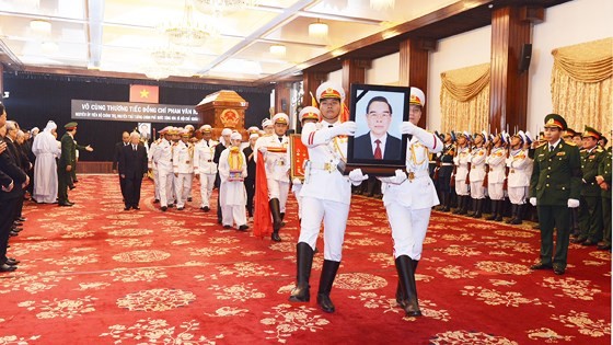 Vietnamese people bid last farewell to late PM Phan Van Khai ảnh 2