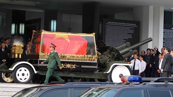 Vietnamese people bid last farewell to late PM Phan Van Khai ảnh 9