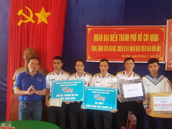 City delegation offers incense to late President Ho Chi Minh at Naval Region 5 ảnh 2