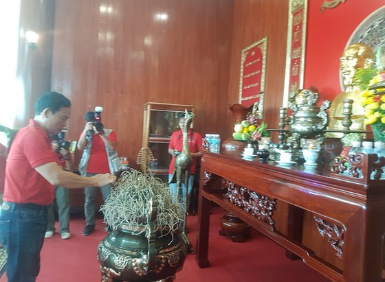 City delegation offers incense to late President Ho Chi Minh at Naval Region 5 ảnh 1