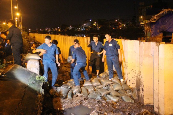 Nearly 200 people urgently overcome dike incident in district 8 ảnh 1