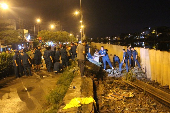 Nearly 200 people urgently overcome dike incident in district 8 ảnh 2