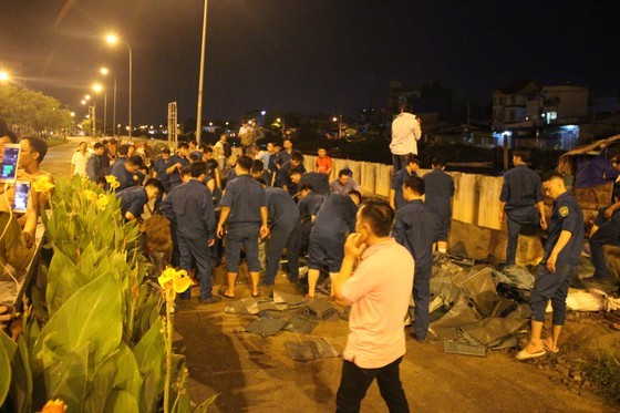 Nearly 200 people urgently overcome dike incident in district 8 ảnh 7
