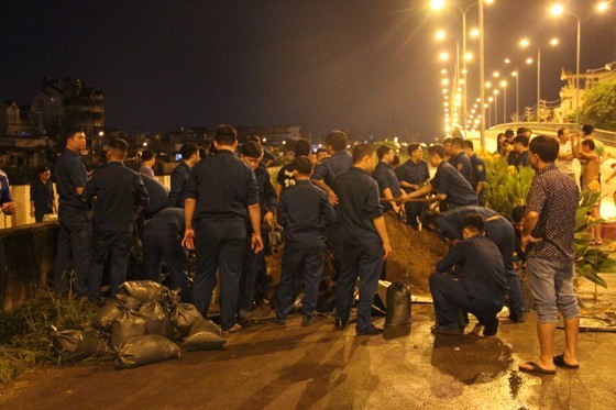 Nearly 200 people urgently overcome dike incident in district 8 ảnh 8