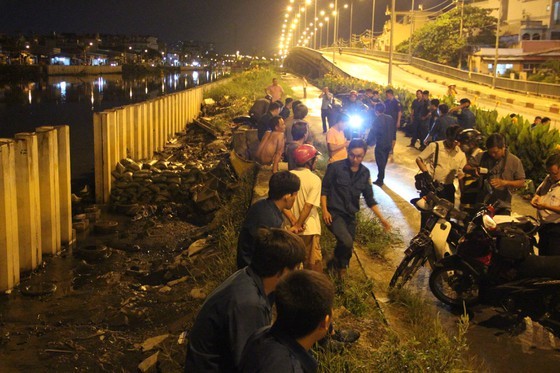Nearly 200 people urgently overcome dike incident in district 8 ảnh 9