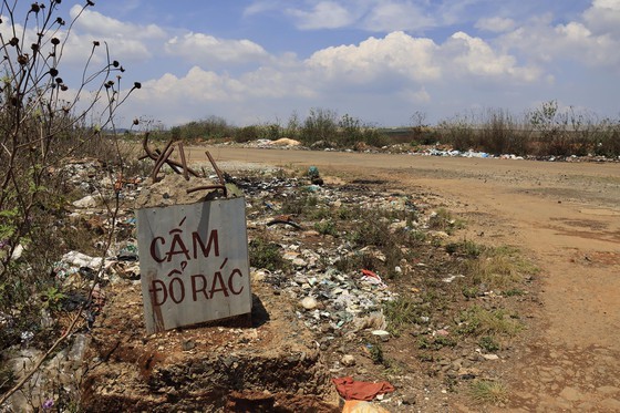 Da Lat handles garbage dumping at abandoned airport ảnh 4