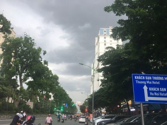 Hanoi waiting for cooling rains to beat heat ảnh 2