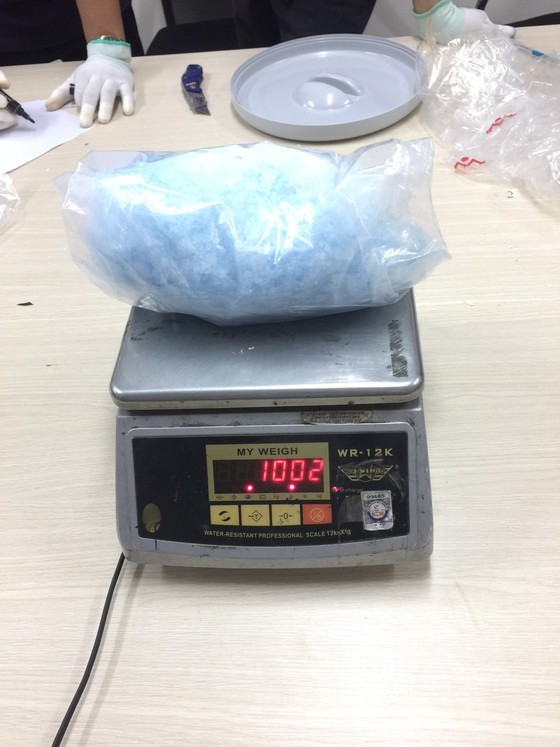 Over 9-kilogram drugs detected in candy packages ảnh 1