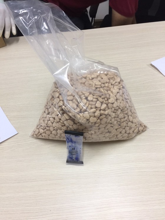 Over 9-kilogram drugs detected in candy packages ảnh 2