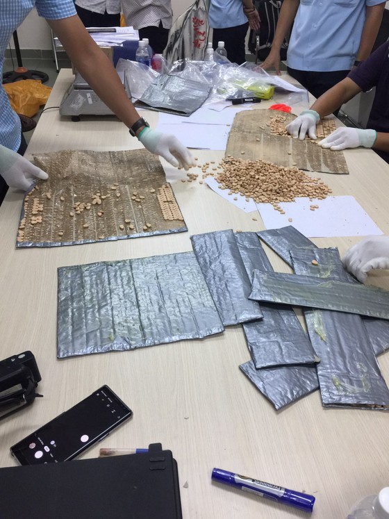 Over 9-kilogram drugs detected in candy packages ảnh 3