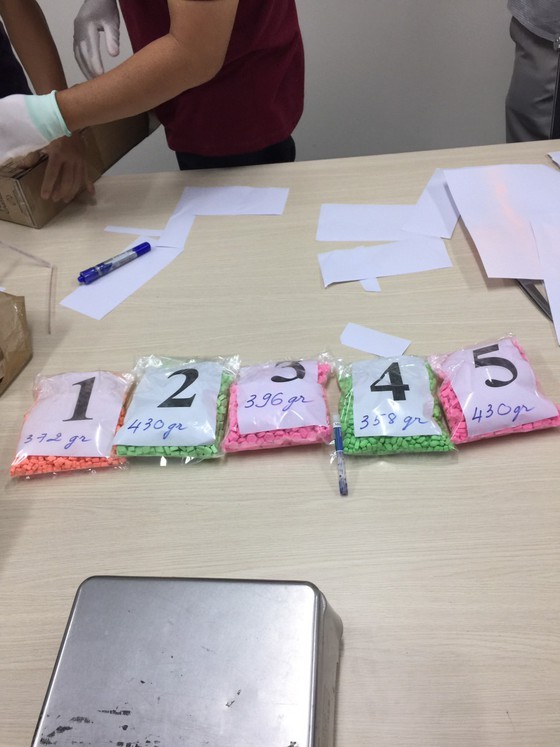 Over 9-kilogram drugs detected in candy packages ảnh 5