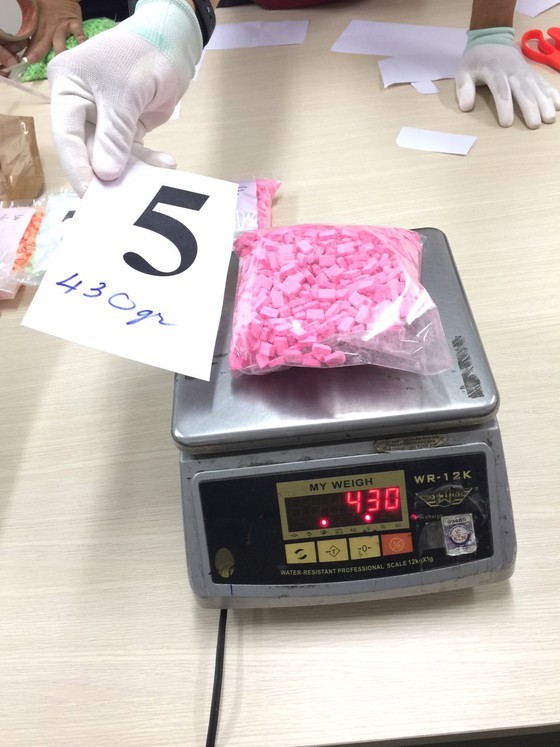 Over 9-kilogram drugs detected in candy packages ảnh 7