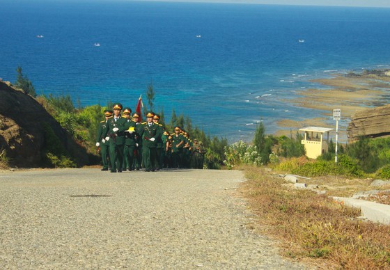 Flag raising ceremony takes place at highest peak of Ly Son Island ảnh 2