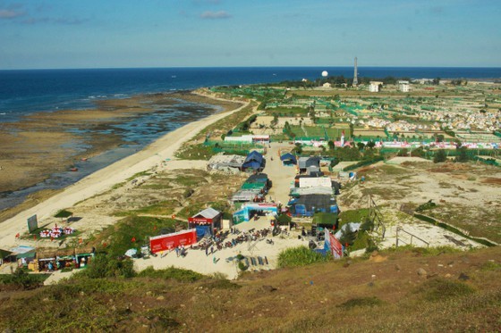 Flag raising ceremony takes place at highest peak of Ly Son Island ảnh 4