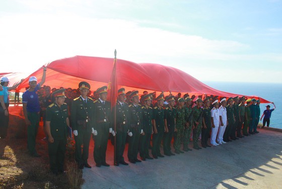 Flag raising ceremony takes place at highest peak of Ly Son Island ảnh 5