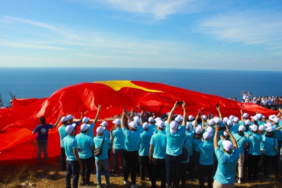 Flag raising ceremony takes place at highest peak of Ly Son Island ảnh 6
