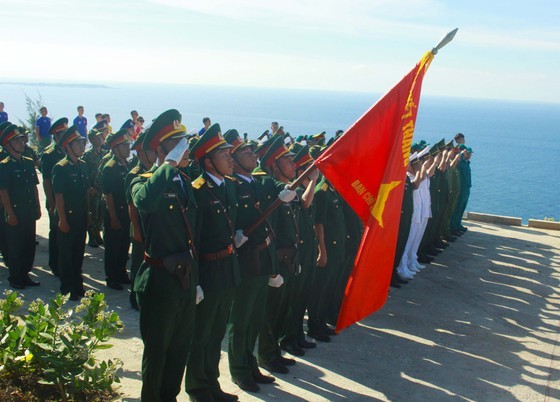 Flag raising ceremony takes place at highest peak of Ly Son Island ảnh 9