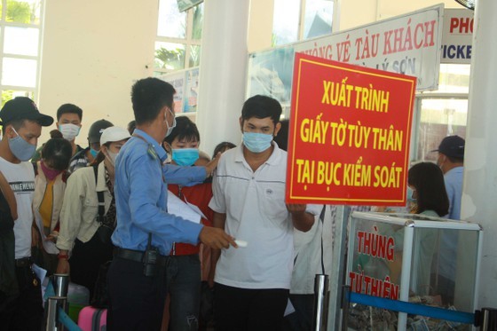 Quang Ngai increases ships picking up over 2,000 tourists from Ly Son Island ảnh 7