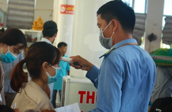 Quang Ngai increases ships picking up over 2,000 tourists from Ly Son Island ảnh 8