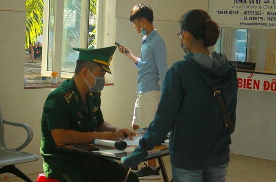 Quang Ngai increases ships picking up over 2,000 tourists from Ly Son Island ảnh 9